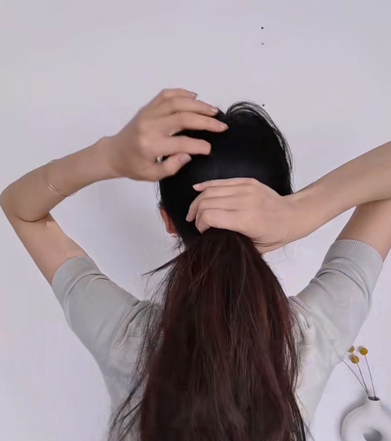 5种免橡筋绑头发大法女生必学！零工具随时打造韩星慵懒的气质
