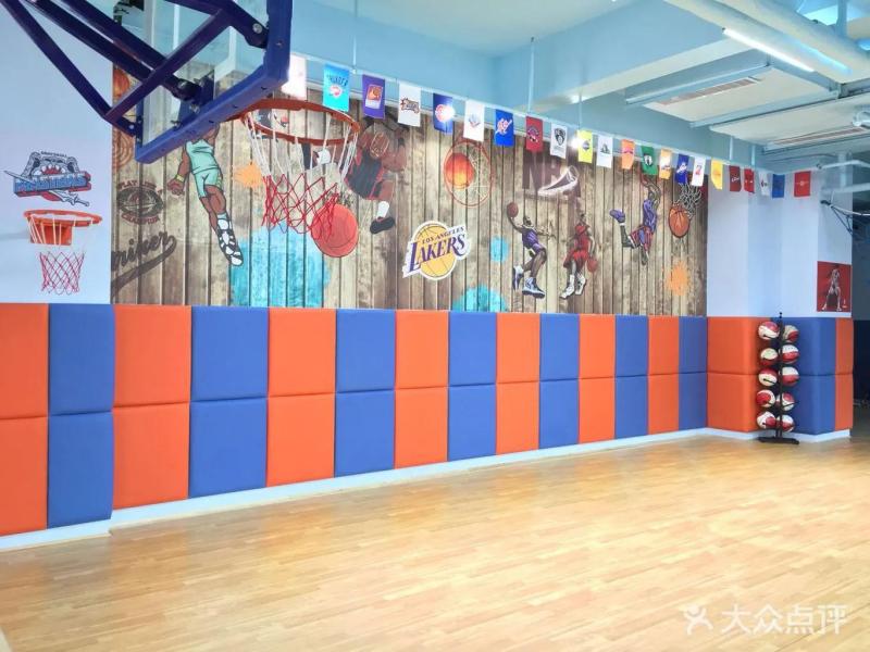 开一个室内篮球馆要多少钱（建室内篮球场地造价明细）